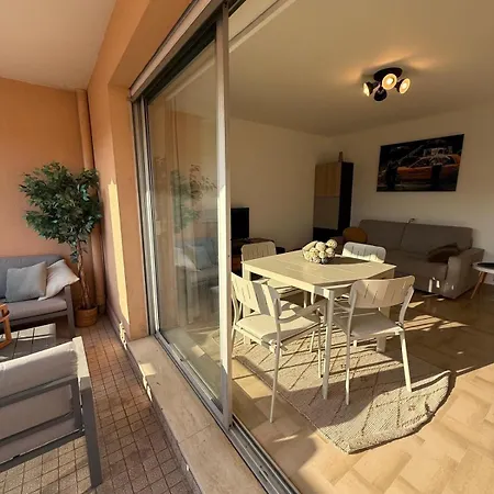 A 200m Des Plages Grand Ouvrant Sur Très Large Terrasse Juan-les-Pins