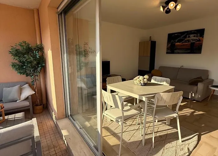 A 200m Des Plages Grand Ouvrant Sur Très Large Terrasse Juan-les-Pins